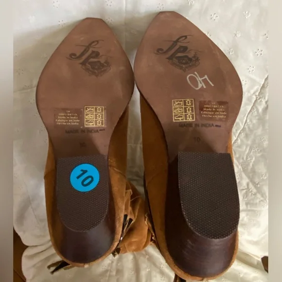 Free People Back-lace Sway Low Slouchy Boots. Western inspired suede pull-on. - Picture 15 of 16